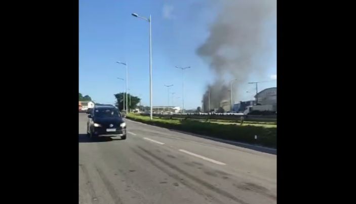 Trabalhadores reivindicaram pagamentos atrasados. (Foto: Reprodução vídeo/Internauta)