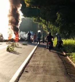 Protesto em rodovia de Aracruz (Foto: Reprodução de vídeo)