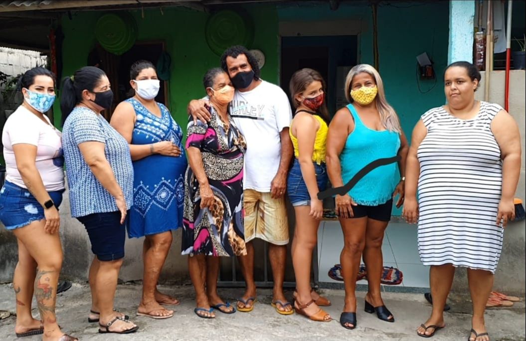 Na foto, filho, filhas, cunhada, neta e bisneta de Maria: Rafaela, Sidneia, Cristiane Francieli, Patrícia e Maria Eduarda (Foto: Acervo Pessoal)