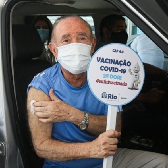 Ator foi imunizado no Rio de Janeiro (Foto: Reprodução/ Instagram @renatoaragao)