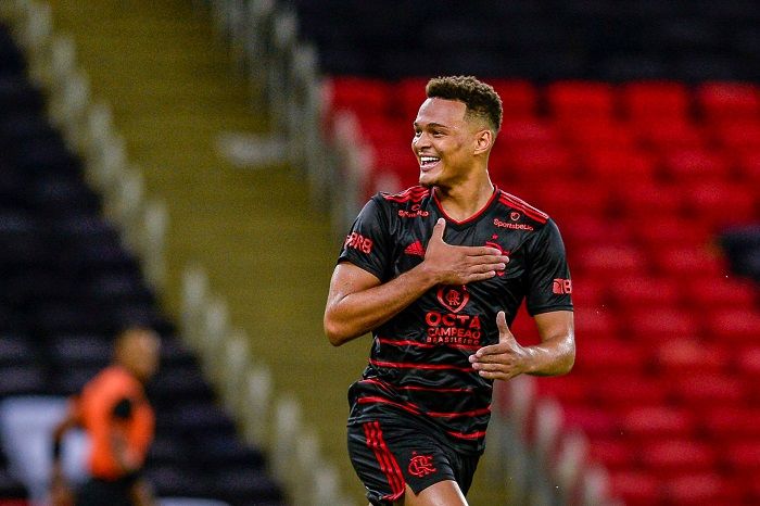 Rodrigo Muniz brilha e marca os dois gols da vitória do Flamengo (Foto: Marcelo Cortes / CRF)