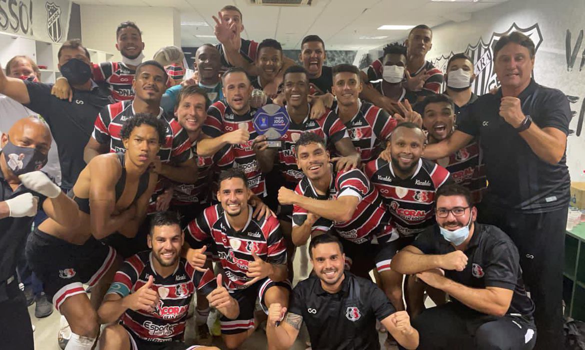 Jogadores e comissão técnica do Santa Cruz comemoram (Foto: Ascom/ Santa Cruz/ Divulgação)