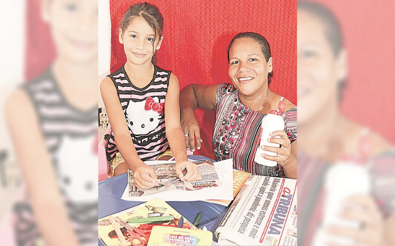 Jhovana, com a mãe Oslene, vai participar do sorteio Páscoa Divertida (Foto: Kadidja Fernandes/ AT)