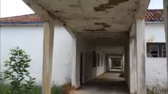 Pedaços da passarela caíram (Foto: Reprodução vídeo Youtube Helio Fiorot)