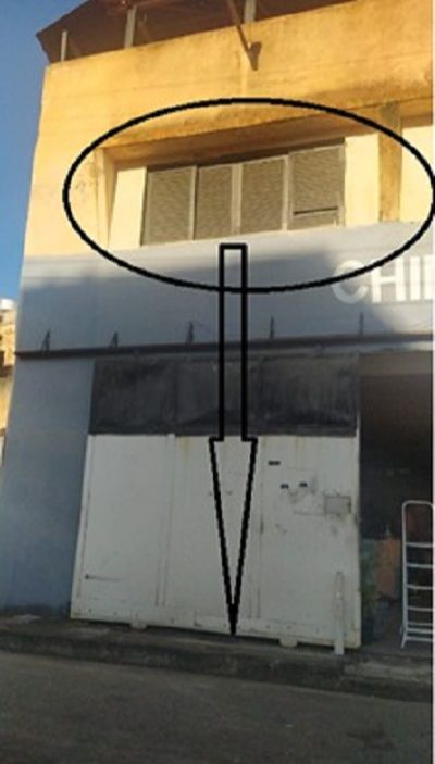 Em destaque, janela que a vítima pulou (Foto: Divulgação )