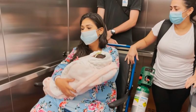 Simone Mendes ao sair com a filha do hospital (Foto: Reprodução / Youtube)