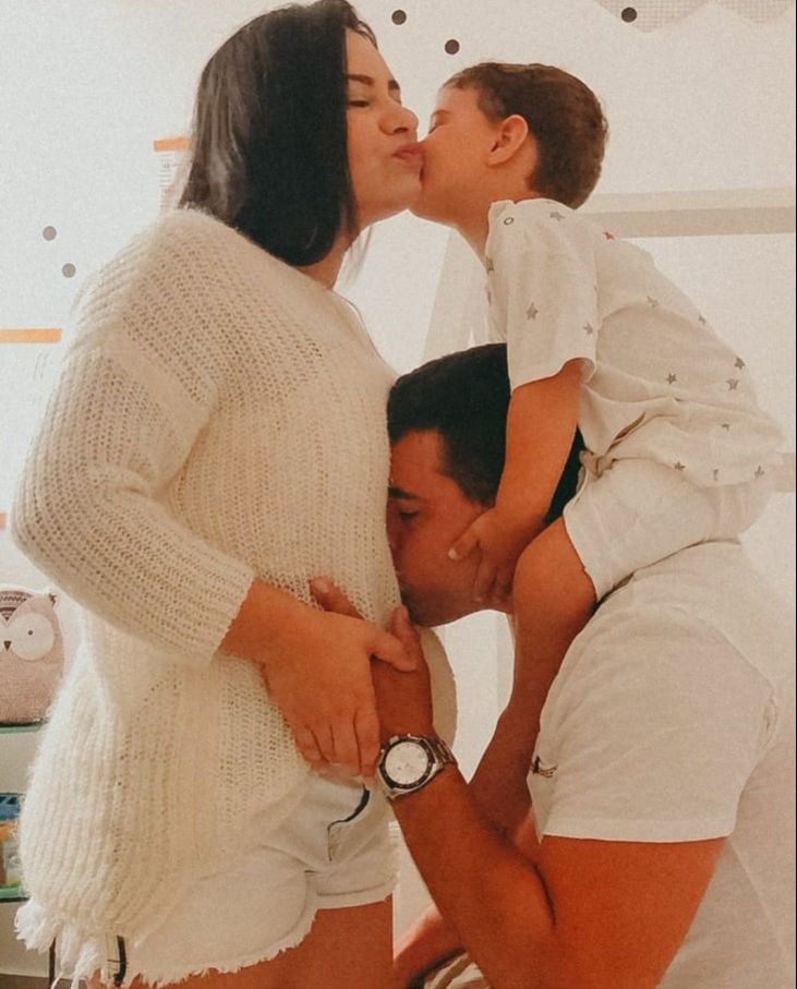 Taíssa Souza com o filho Heitor e o marido Victor à espera do pequeno José (Foto: Reprodução/Instagram)