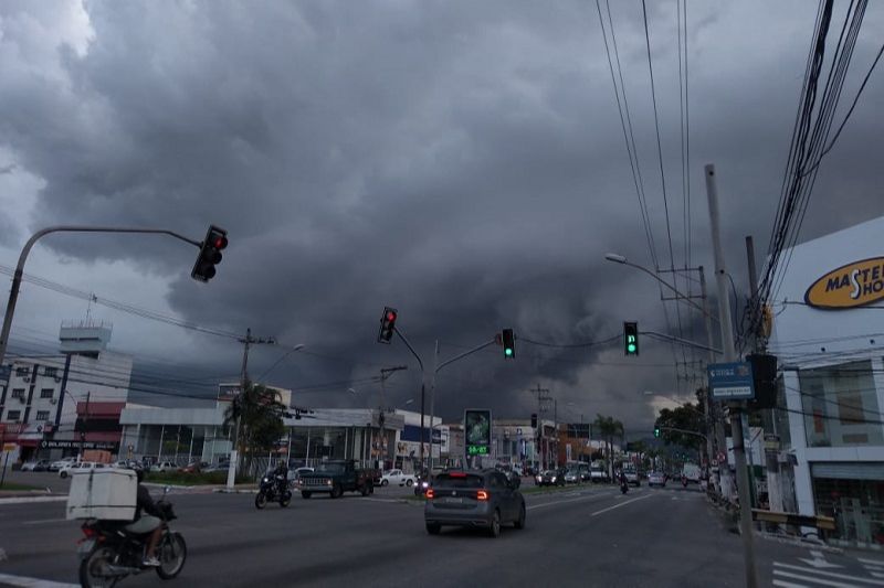 Registro de nuvens carregadas na Av. Fernando Ferrari, em Vitória (Foto: Fábio Nunes/AT)