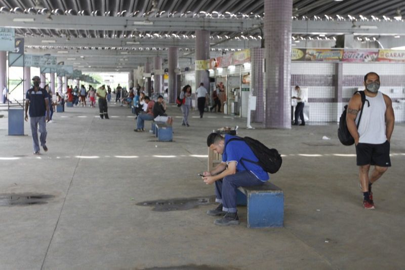 Terminal de Campo Grande ficou sem ônibus nesta segunda-feira com a paralisação dos motoristas (Foto: Fábio Nunes/AT)