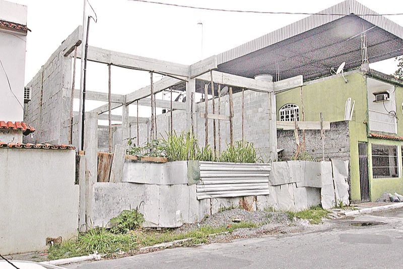 Agentes da prefeitura encontraram muito material que acumulava água, mas nenhum foco de mosquitos. (Foto: Leone Iglesias/AT)