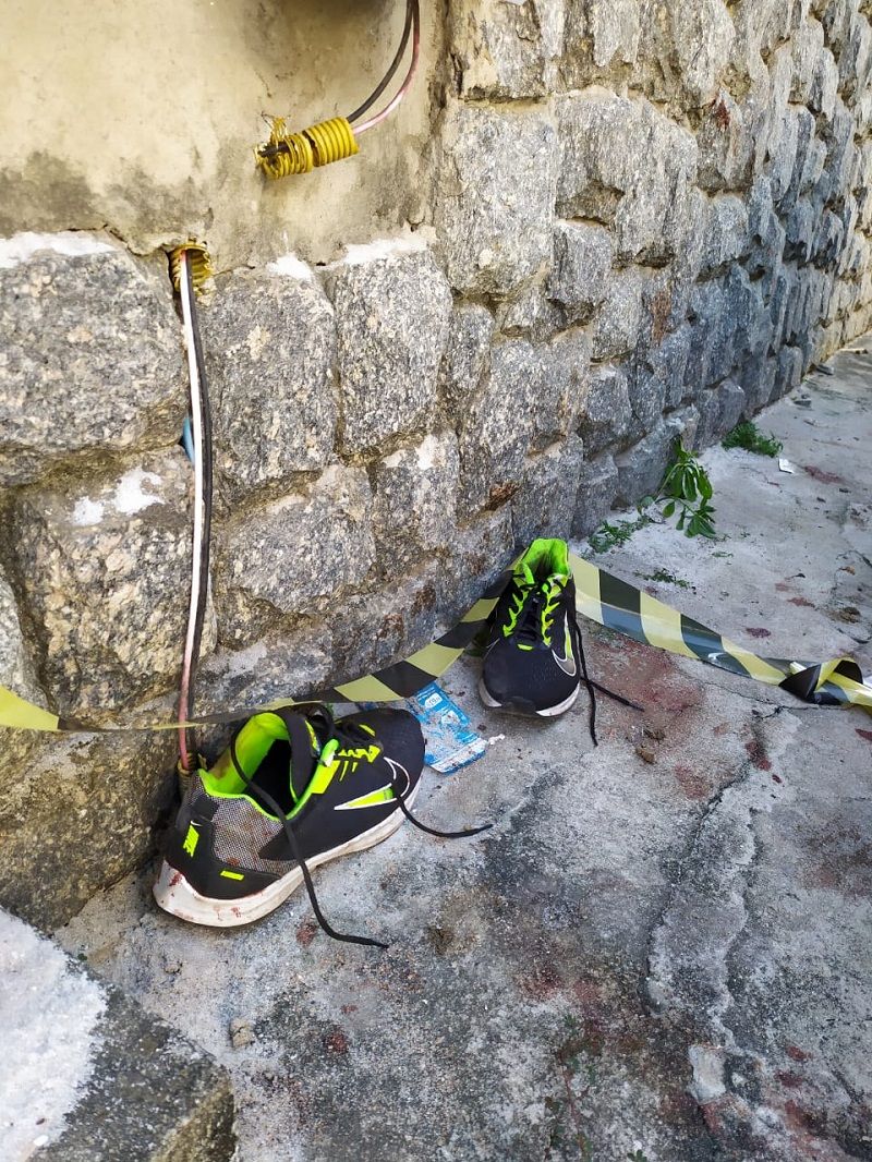 Tênis da vítima ficou no local do crime, em Joana D'arc, Vitória. (Foto: Júlia Afonso)