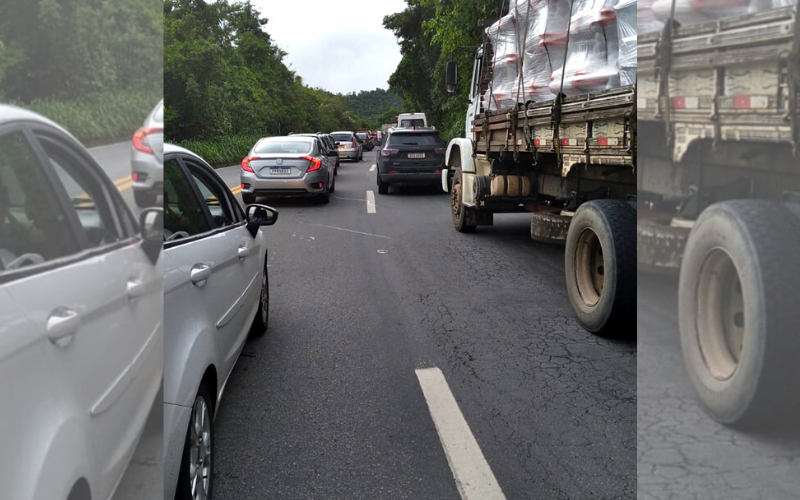 Registro do trânsito causado pelo acidente na BR-262 (Foto: Alex Sandro Freitas)