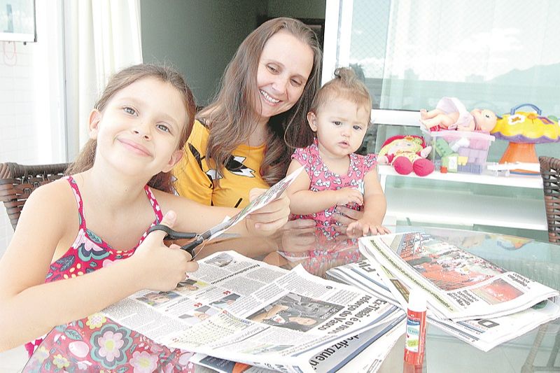 Alice, a mãe Catarine e a irmã Júlia estão concorrendo aos kits da Le Chocolatier: ao todo, serão 20 premiados (Foto: Kadidja Fernandes/ AT)