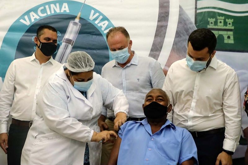 Idosos a partir de 75 anos foram vacinados (Foto: Hélio Filho/ Secom)