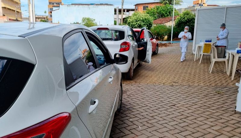 Fila se formou em posto de vacinação em Guarapari (Foto: Roberta Bourguignon / AT)