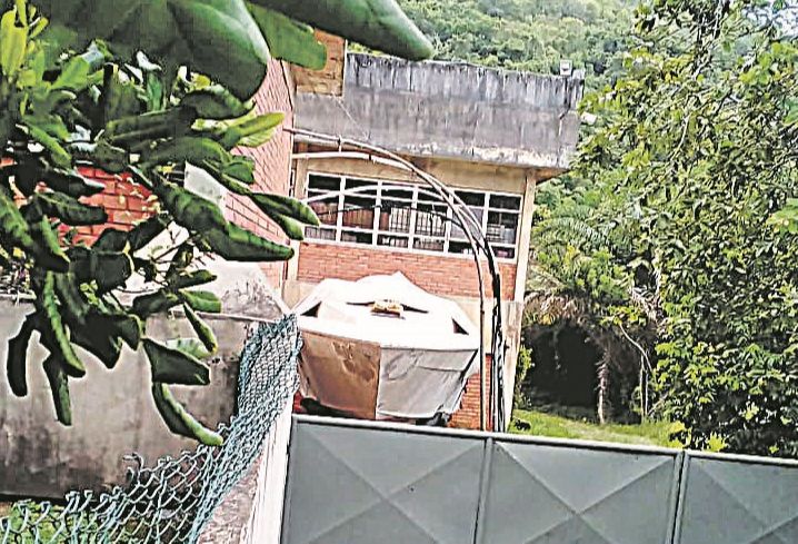 Lancha parada em área cedida à ONG do município de Vila Velha (Foto: Geraldo Arrivabene)