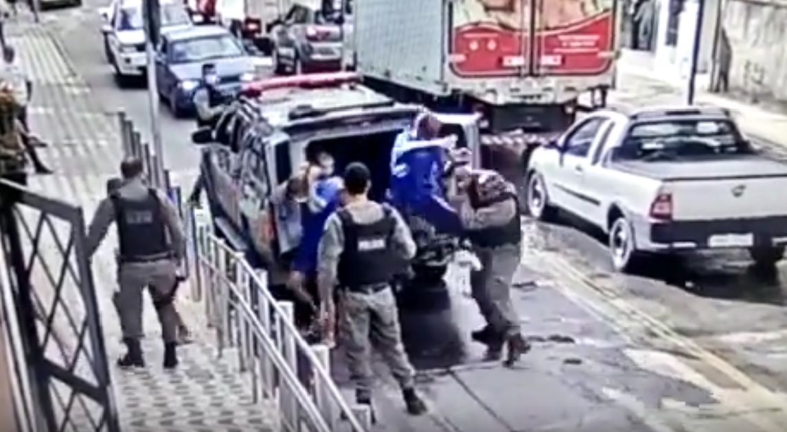 Vídeo mostra tentativa de fuga de preso na frente de fórum em Domingos Martins (Foto: Reprodução / Vídeo)