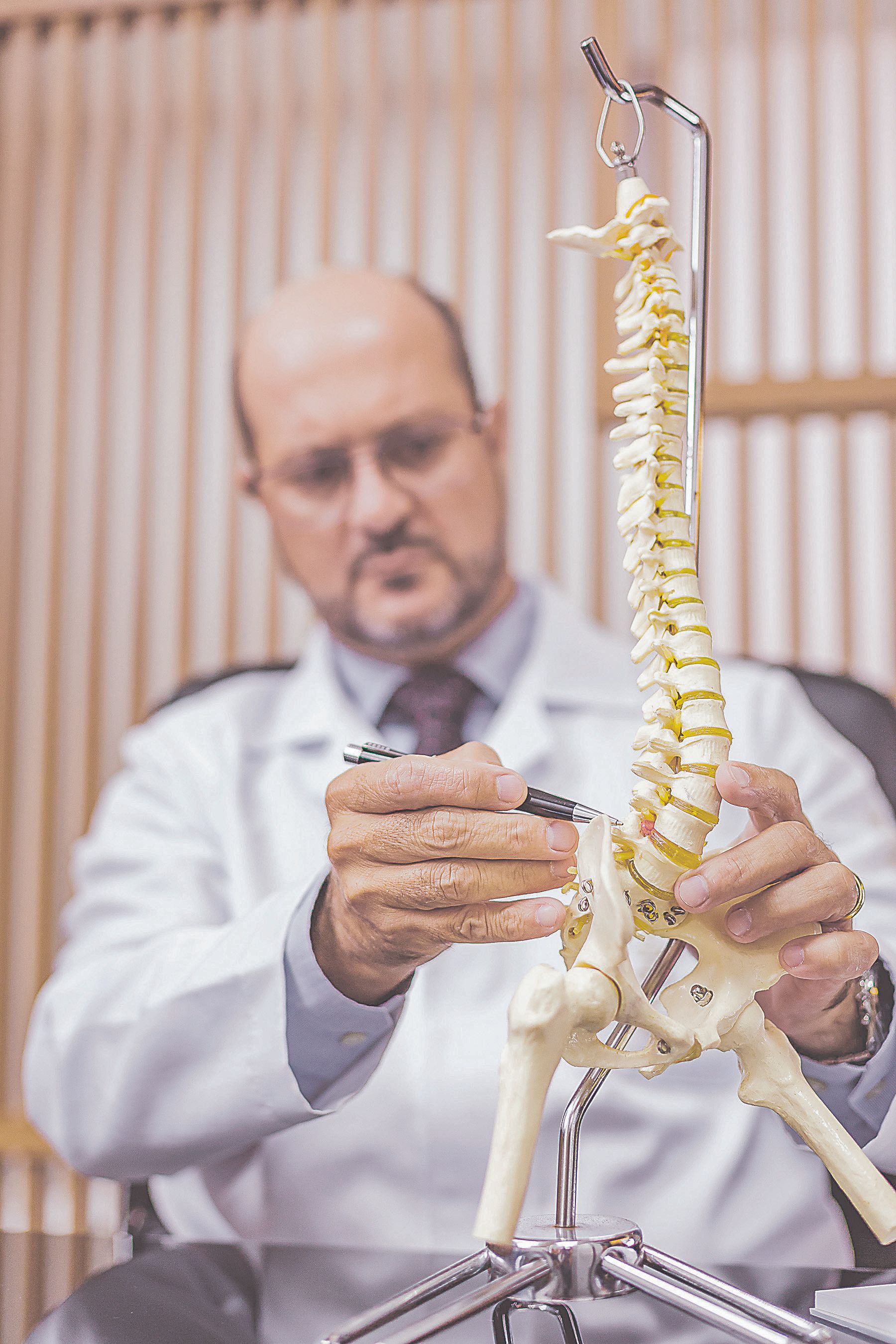 Ortopedista mostra coluna cervical: duas técnicas para tratar problemas como hérnia de disco e doenças degenerativas discais passam a ter cobertura de planos de saúde