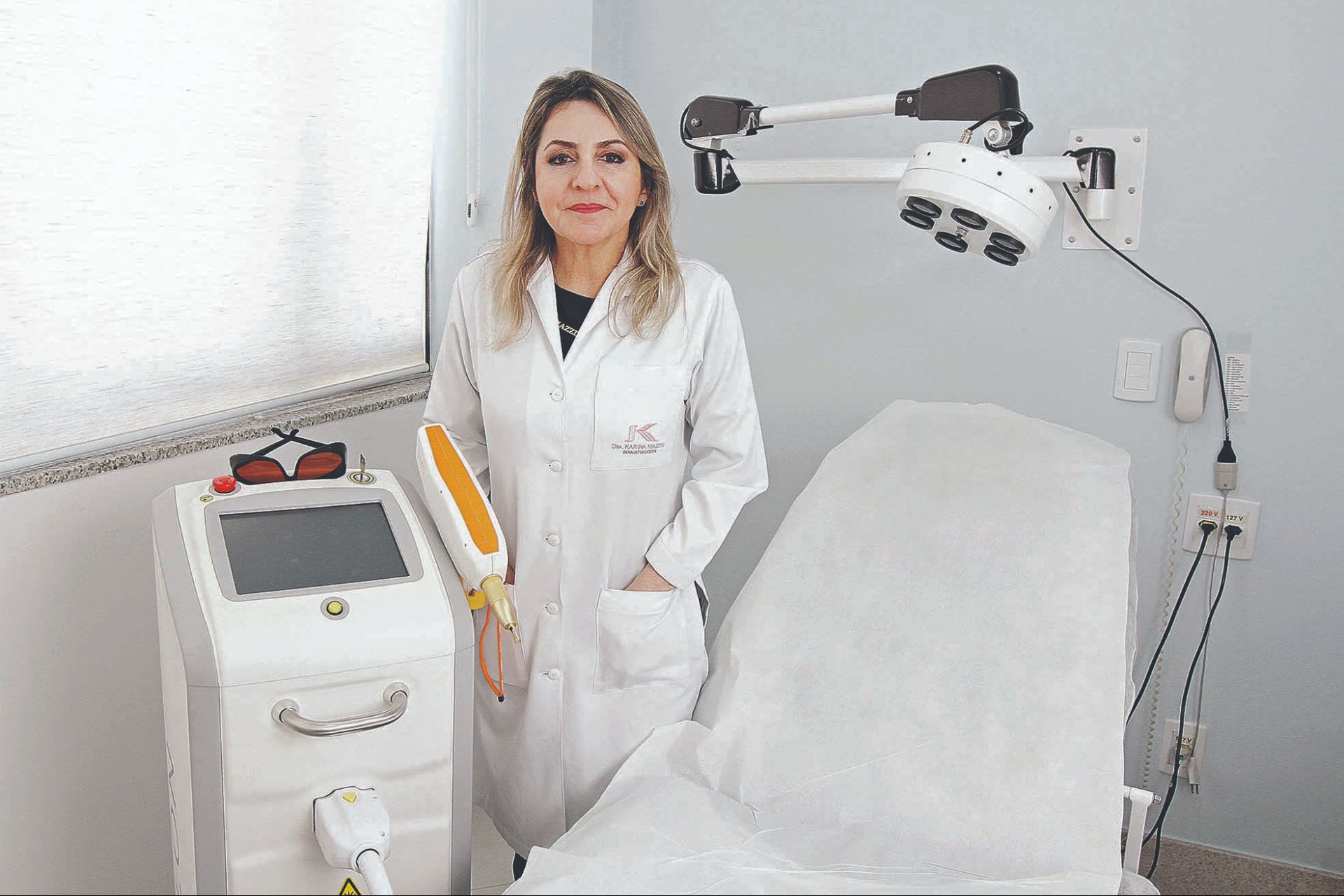Karina Mazzini explica que o tratamento conta com um protocolo personalizado com a combinação de lasers