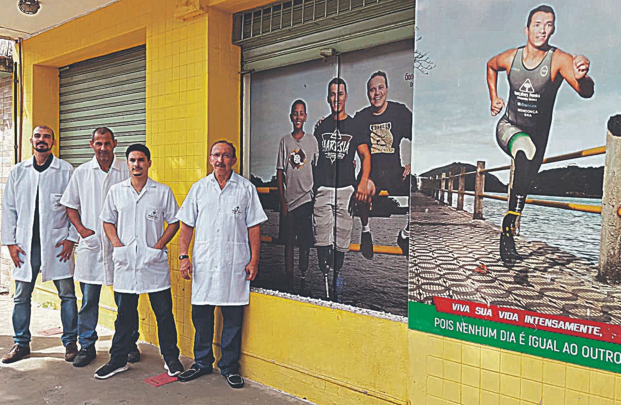 Equipe especializada para atender pacientes da pré à pós-protetização, com oferta de produtos ortopédicos