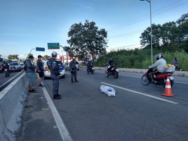 Imagem ilustrativa da imagem Pedestre morre atropelado por viatura da polícia e carro na Reta da Aeroporto