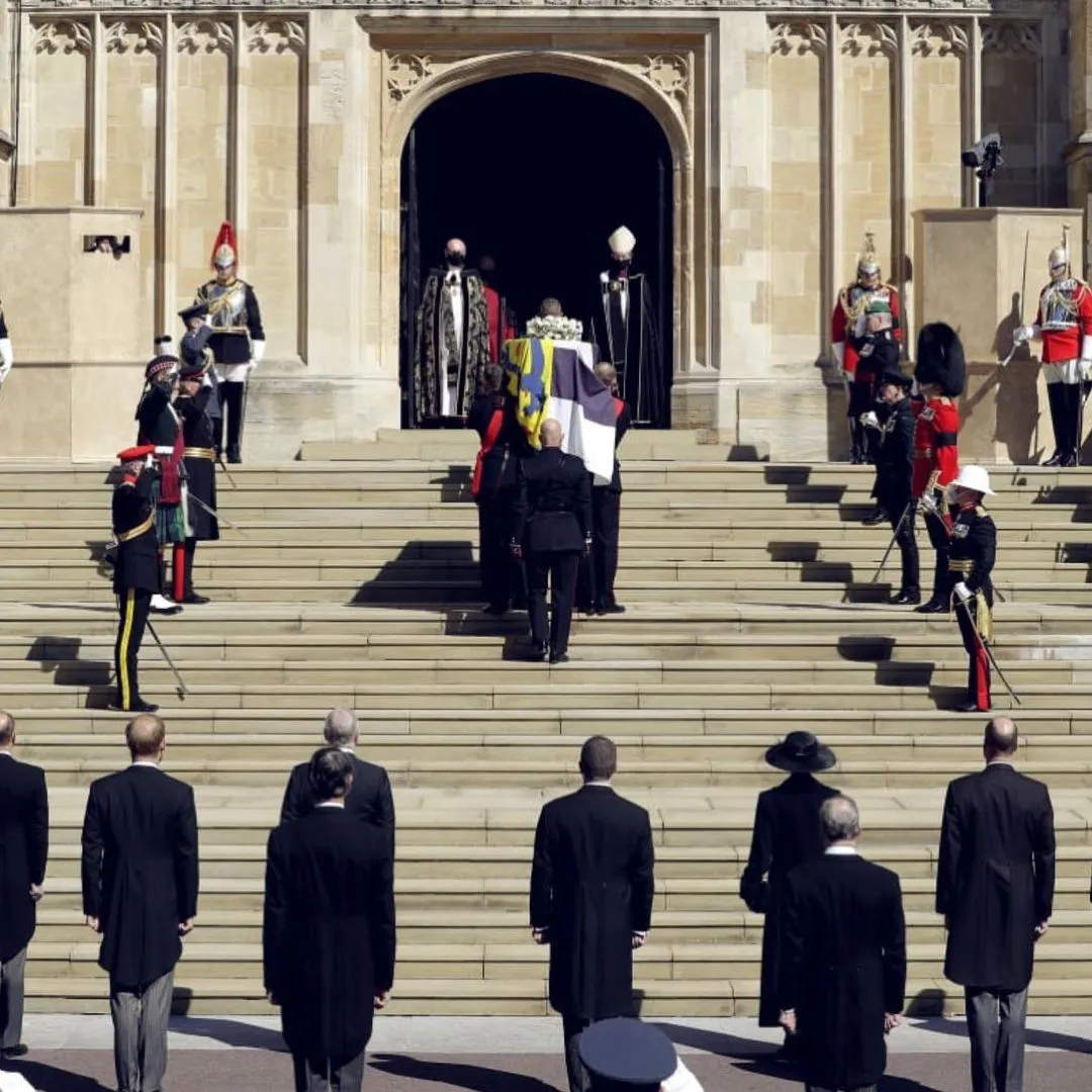 Imagem ilustrativa da imagem Procissão real e momento de silêncio marcam funeral de príncipe Philip