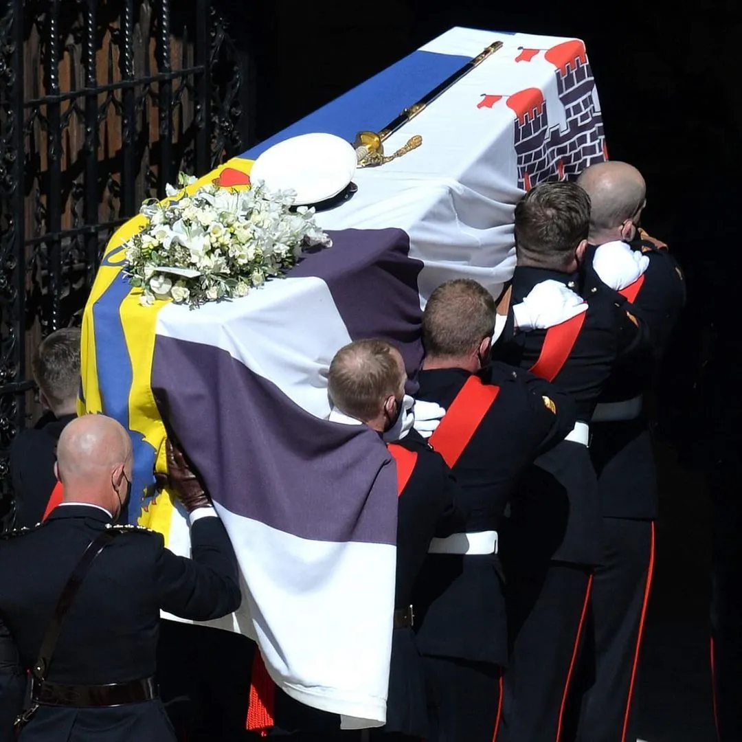 Imagem ilustrativa da imagem Procissão real e momento de silêncio marcam funeral de príncipe Philip