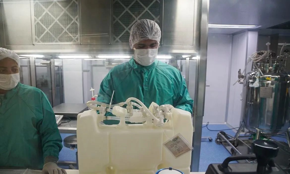 Imagem ilustrativa da imagem Fiocruz vai receber insumos para produção de 9 milhões de doses de vacinas contra covid