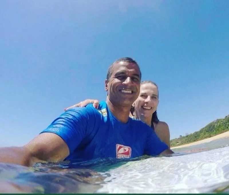 Imagem ilustrativa da imagem Pastor de 53 anos morre enquanto surfava em Guarapari