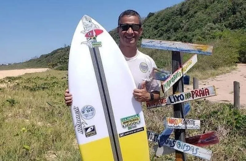Imagem ilustrativa da imagem Pastor de 53 anos morre enquanto surfava em Guarapari