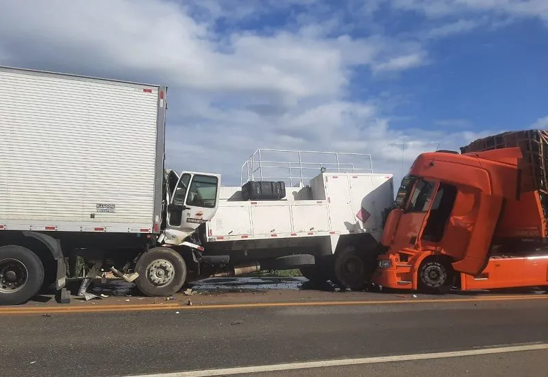 Imagem ilustrativa da imagem Acidente entre duas carretas e um caminhão deixa um motorista morto na BR-101