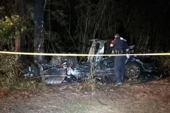 Imagem ilustrativa da imagem Carro "sem piloto" bate em árvore e mata duas pessoas