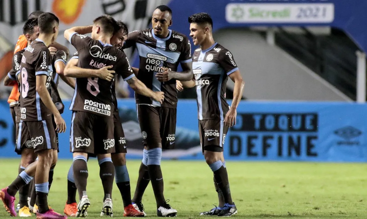 Imagem ilustrativa da imagem Corinthians vence Santos na Vila Belmiro