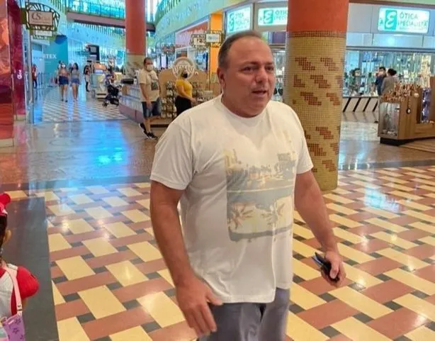 Imagem ilustrativa da imagem Sem máscara em shopping, Pazuello ironiza: "Onde compra isso?"