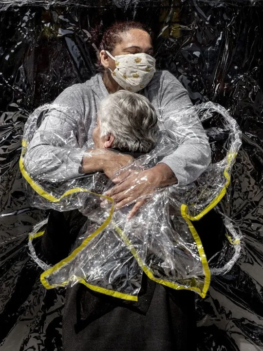 Imagem ilustrativa da imagem Foto de abraço na pandemia no Brasil vence prêmio internacional