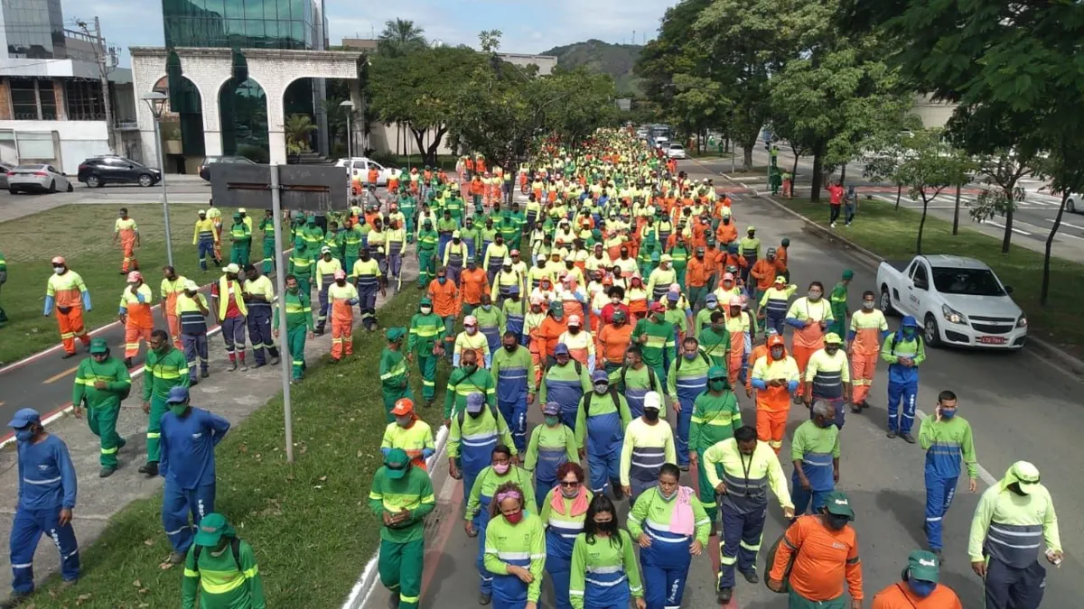 Imagem ilustrativa da imagem Funcionários da limpeza pública fazem manifestação para pedir vacina contra Covid