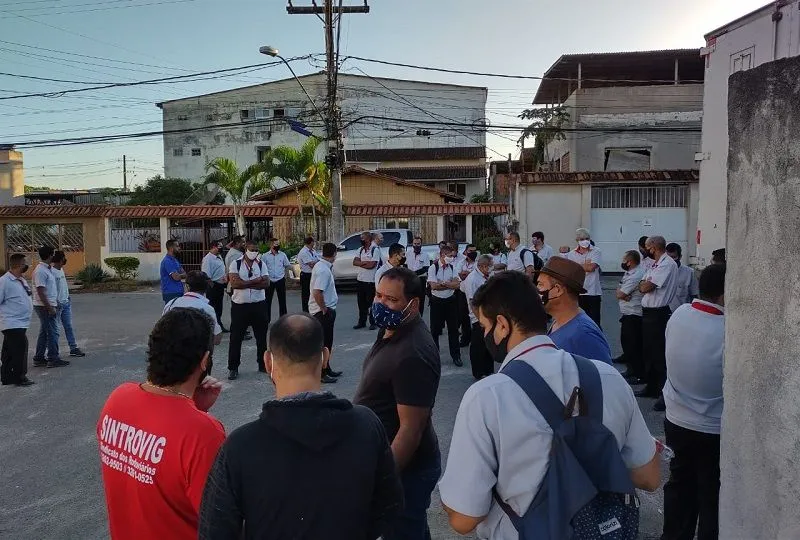 Imagem ilustrativa da imagem Rodoviários se manifestam por falta de pagamento e ameaçam greve em Guarapari