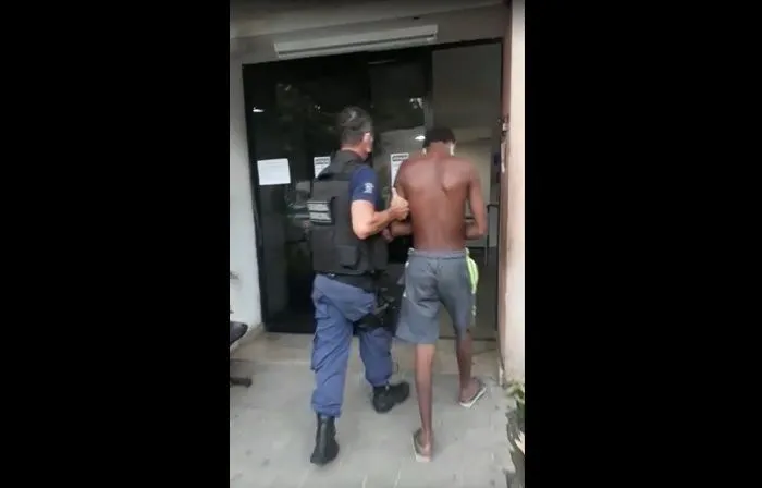 Imagem ilustrativa da imagem Ladrão agride mulher com pedrada na cabeça durante assalto em Vitória