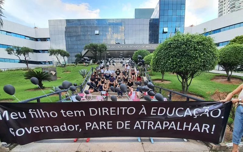 Imagem ilustrativa da imagem Pais de alunos protestam em frente ao Tribunal de Justiça e pedem volta às aulas