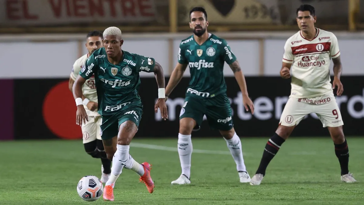 Imagem ilustrativa da imagem Palmeiras sofre apagão, mas busca vitória em estreia na Libertadores