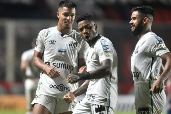 Imagem ilustrativa da imagem Santos faz 3 no San Lorenzo fora e fica perto da fase de grupos da Libertadores
