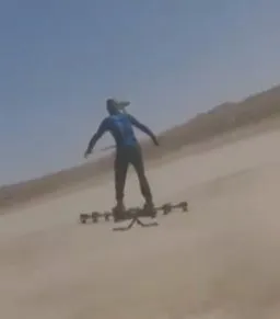Imagem ilustrativa da imagem VÍDEO | Homem viraliza ao circular com “skate voador”