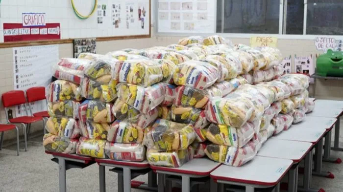Imagem ilustrativa da imagem Vitória vai começar a entregar kit de alimentação para alunos. Veja o cronograma por escola