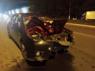 Carro ficou com a frente completamente destruída com a força da batida