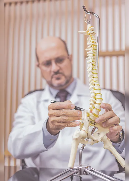 
          Imagem ilustrativa da imagem Planos cobrem cirurgias de coluna por vídeo
          