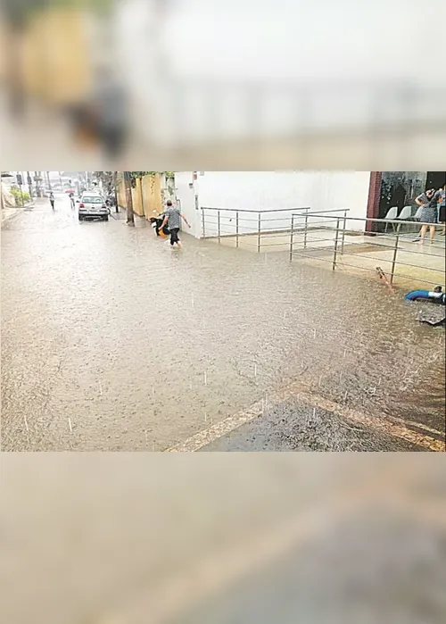 
          Imagem ilustrativa da imagem Alagamentos afetam lojistas
          