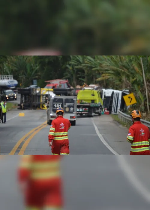 Imagem ilustrativa da imagem BR-101 Sul é liberada mais de 24 horas após acidente com carreta e caminhões