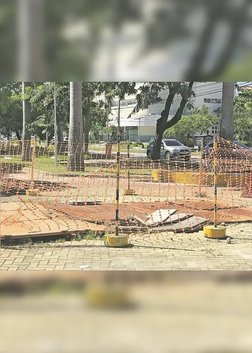 
          Imagem ilustrativa da imagem Risco de acidente em praça
          