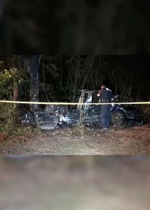Imagem ilustrativa da imagem Carro "sem piloto" bate em árvore e mata duas pessoas