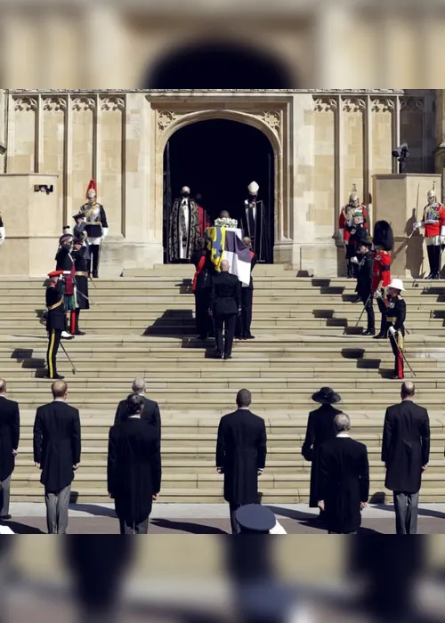 Imagem ilustrativa da imagem Procissão real e momento de silêncio marcam funeral de príncipe Philip